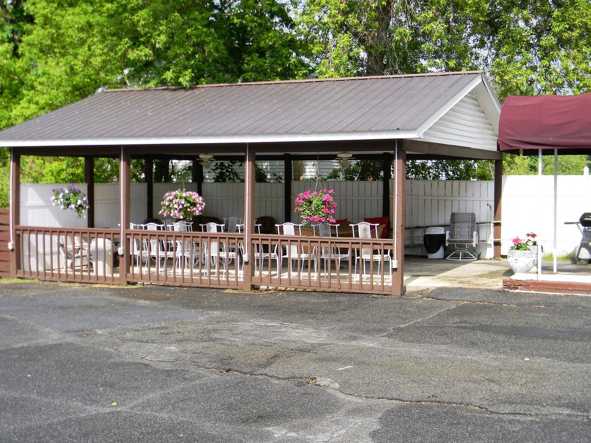 The Stone House Motel & Motor Lodge Ticonderoga Eksteriør billede